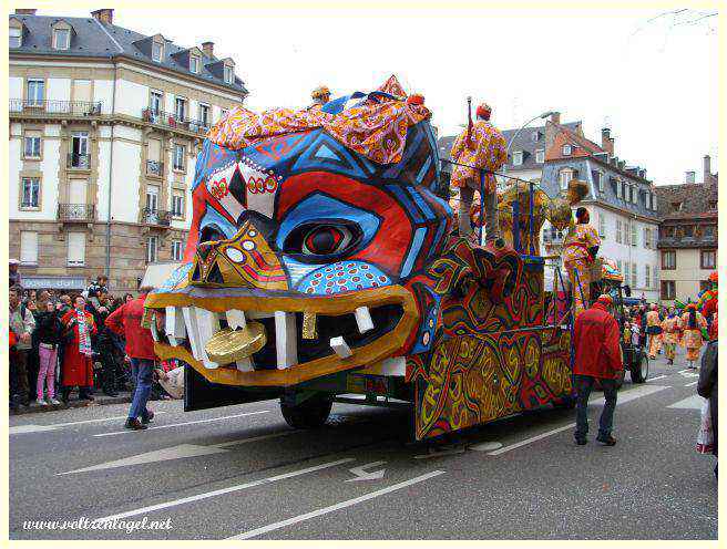 Char défilé du carnaval ; Groupes costumés à Strasbourg