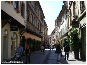Touristes dans la Grand'Rue à Strasbourg