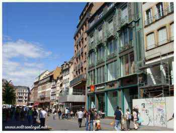 Les Grandes-Arcades à Strasbourg en Alsace ; Rue piétonne