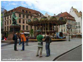 Rues pavées de Strasbourg avec la majestueuse cathédrale gothique en arrière-plan