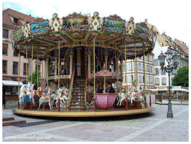Le carrousel place Gutenberg à Strasbourg en Alsace