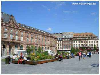 Stands festifs sur la Place Broglie pendant Noël à Strasbourg