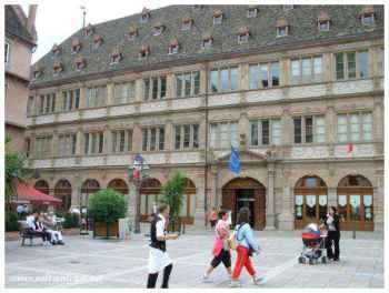 Place Gutenberg : ambiance animée avec cafés et brasseries typiques d'Alsace