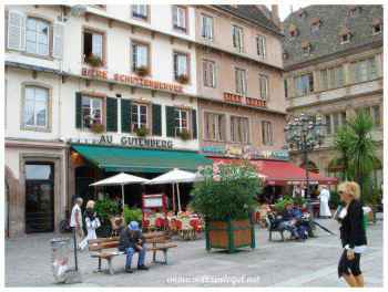 Cafés vivants et brasseries pittoresques de la Place Gutenberg à Strasbourg