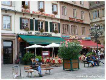 Ambiance conviviale des cafés de la Place Gutenberg et bière locale alsacienne