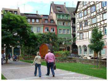 Histoire vivante à la Place Gutenberg : cafés charmants et soirées animées