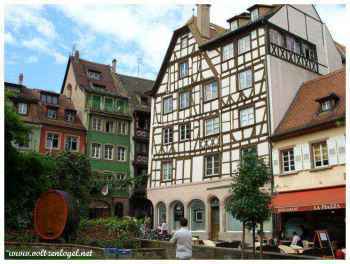 Strasbourg en Alsace ; La Place des Tripiers avec son Tonneau Géant