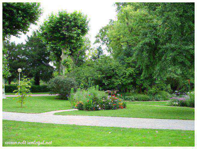 Loisirs en famille : minigolf et terrains de sport.
