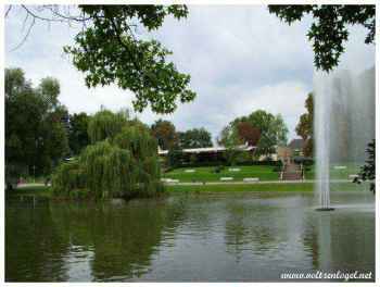 Le lac du Parc de l'Orangerie à Strasbourg ; Jet d'eau dans le lac