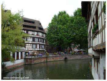 La place Benjamin-Zix ; Quartier Petite-France à Strasbourg