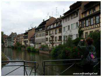 Quais de la rivière Ill, vue imprenable sur Strasbourg, une perspective artistique du passé