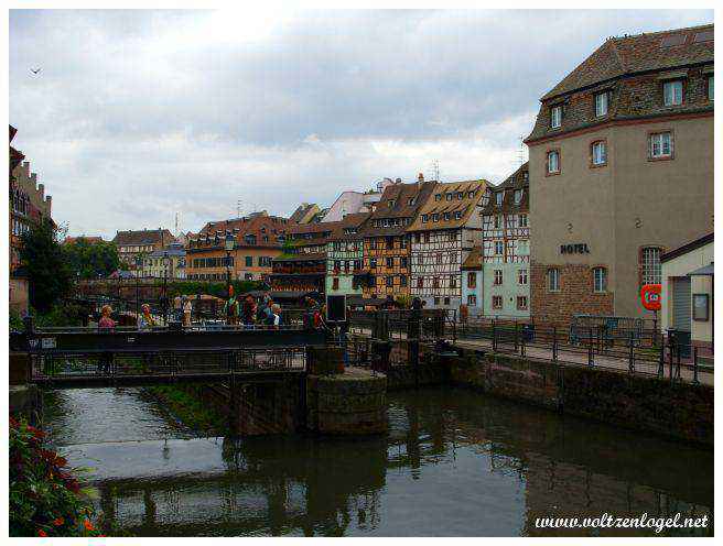 A Strasbourg la place Benjamin Zix ; Le pont-écluse