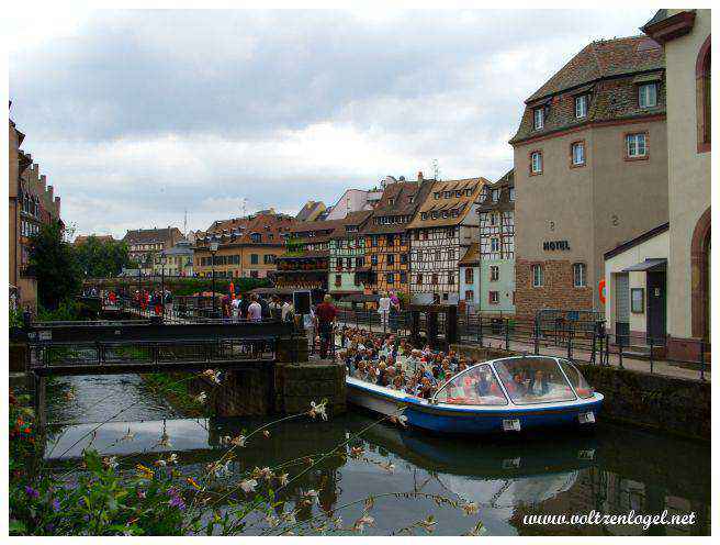 Promenade en bateau à Strasbourg ; Batorama sort de l'écluse