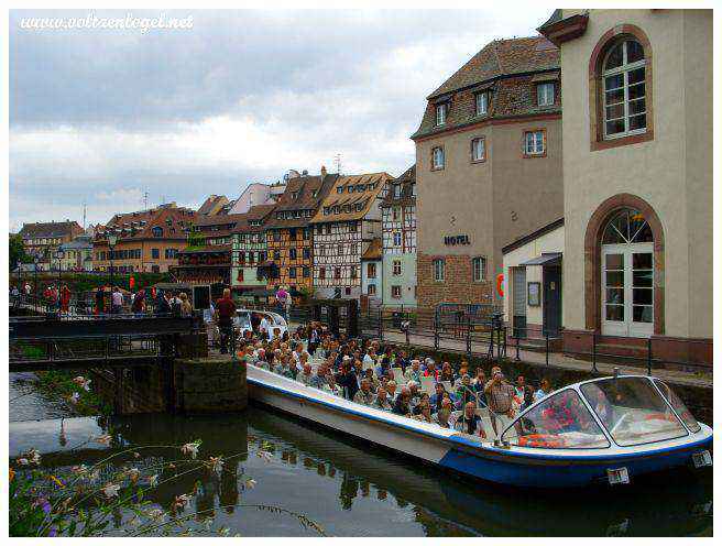 Une navette Batorama ; Touristes en bateau à Strasbourg