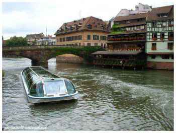 Reflets pittoresques, eaux calmes de l'Ill, atmosphère iconique, Strasbourg