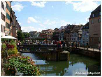 Touristes visite l'écluse ; Quartier pittoresque de Strasbourg