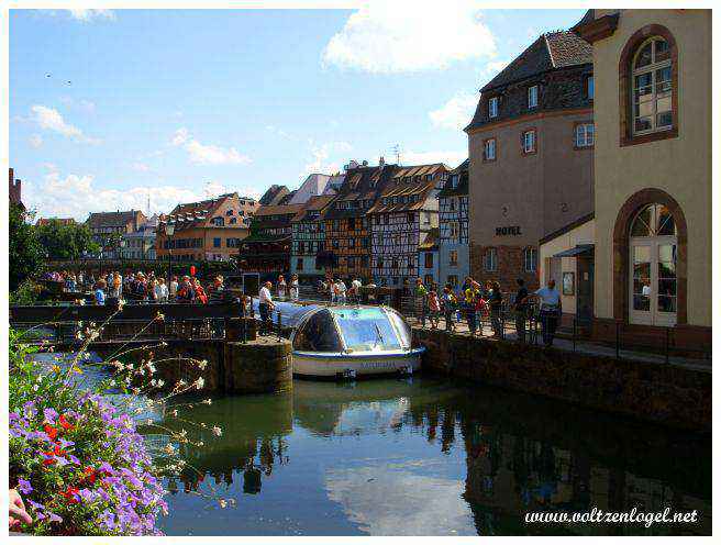 Batorama sortant de l'écluse ; Touristes visite Strasbourg
