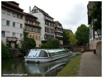 Batorama bateau promenade ; L'Ill encerclant la Petite France à Strasbourg