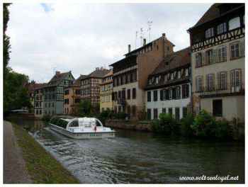 Un bateau-promenade à Strasbourg ; La Petite-France ; Maisons à colombage