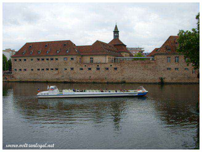 Balade en bateau sur l'Ill, découverte des Ponts Couverts.