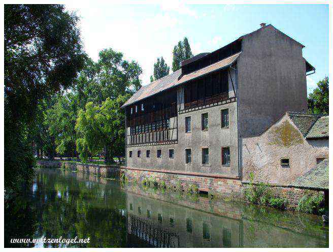 Ponts Couverts et maisons à colombages sur les canaux de Strasbourg.