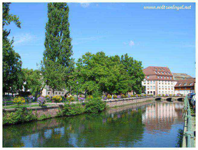 Architecture médiévale des Ponts Couverts sur l'Ill à Strasbourg.