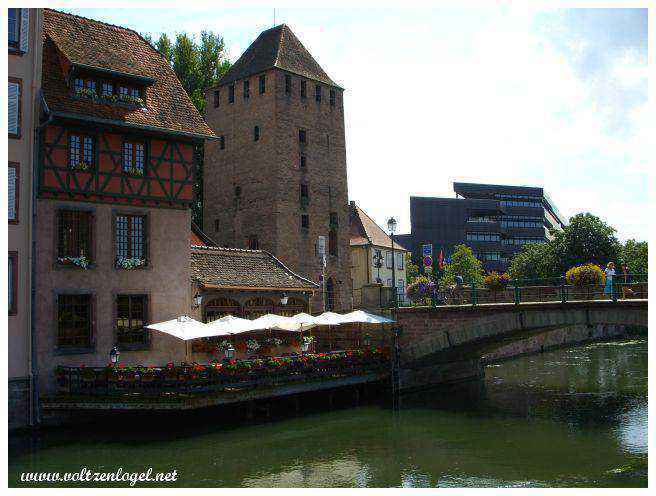 La terrasse du restaurant Marco-Polo ; Tour quartier ponts-couverts à Strasbourg