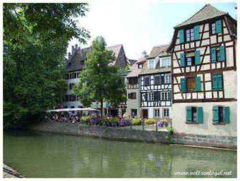 Le quartier touristique Petite France ; Restaurant au bord de l'Ill à Strasbourg