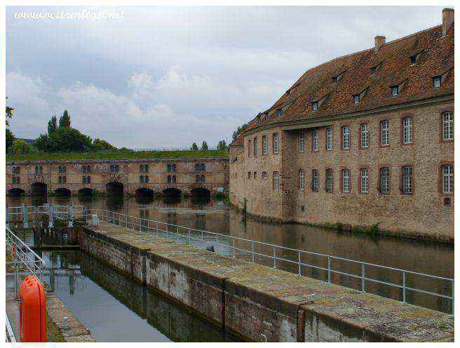 Architecture historique des Ponts Couverts dans la lumière du soir