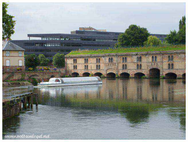 Canal de l'Ill bordé par les Ponts Couverts et les maisons à colombages