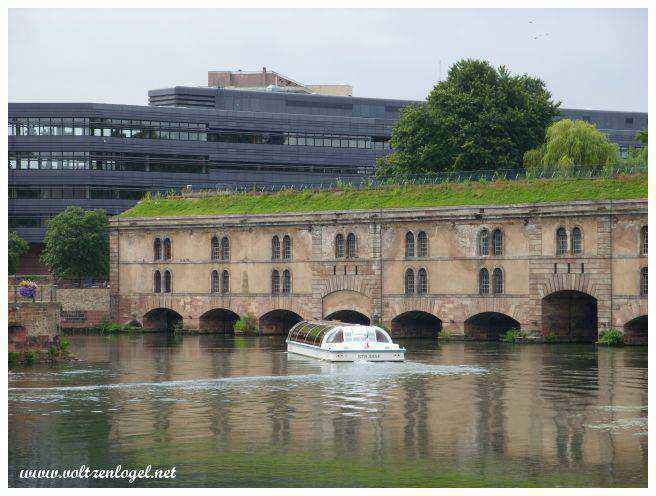Ponts Couverts illuminés sur l'Ill à Strasbourg, Petite France.