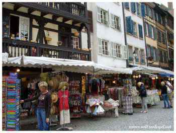 Boutiques place du marché-aux-cochons-de-lait à Strasbourg