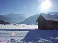 Lermoos sous la neige, chalet et montagnes au tyrol