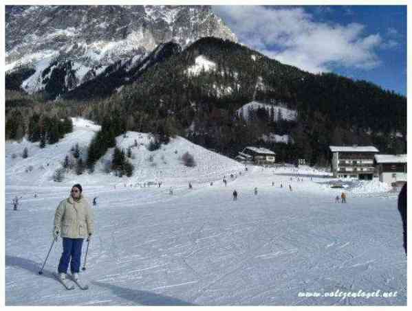 Pistes de ski pour les enfants. Station de sports d'hiver a Ehrwald
