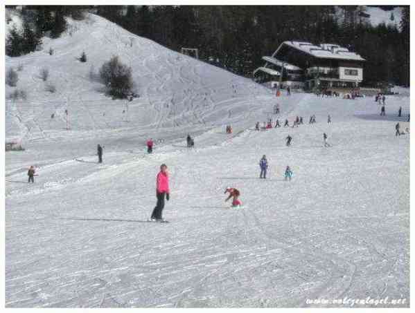 Pistes de ski pour les enfants. Station de sports d'hiver a Ehrwald