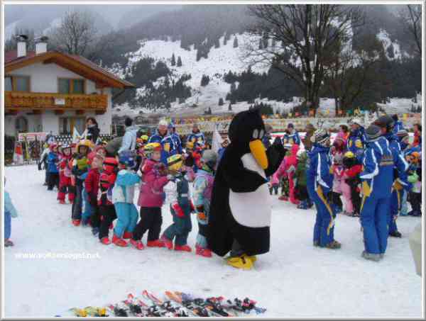 Ecole de ski à Lermoos, enfants avec BOBO le Pingouin