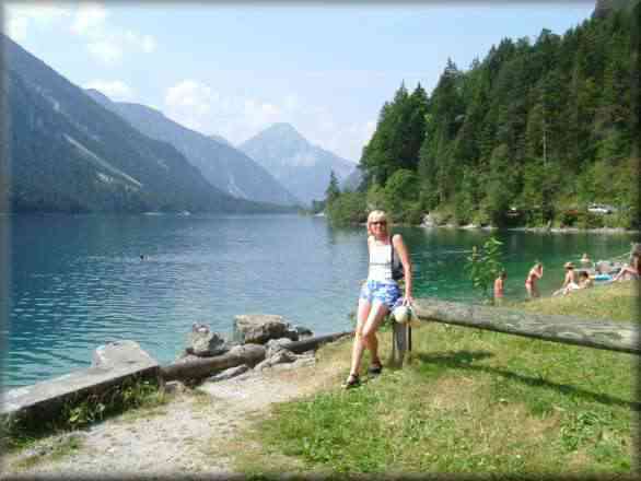 Le lac de Heiterwang, les montagnes de la Zugspitz Arena au Tyrol