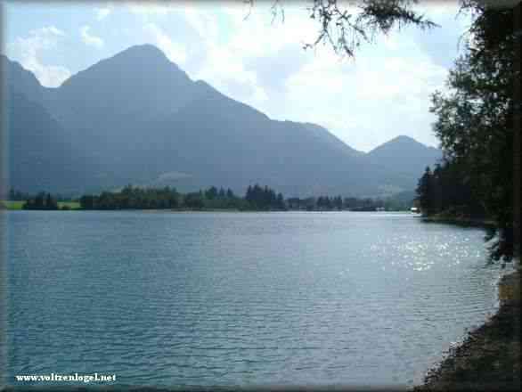 Le lac Plansee à Heiterwang, les montagnes de la Zugspitz Arena au Tyrol
