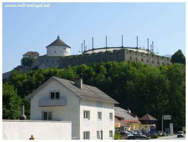 La ville de Kufstein en Autriche. L'immense forteresse de Kufstein au Tyrol