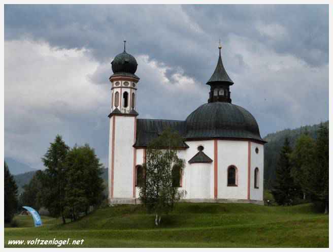 Seekirchl Heilig Kreuz. La chapelle de Seefeld, la ville Olympique en Autriche