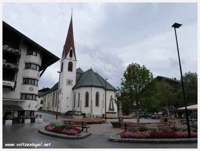 Seefeld au Tyrol. L'église paroissiale au centre de Seefeld