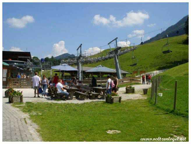 Walchsee adventure park. Pique-nique sur la terrasse à Walchsee, la Region du ZahmerKaiser