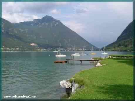 Village de Pertisau en Autriche, l'Achensee lac de montagne au Tyrol
