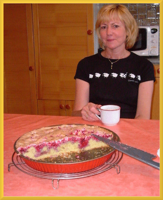 Fabienne fière de sa tarte Autrichienne