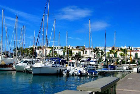 Vue panoramique du port de plaisance de Mogán