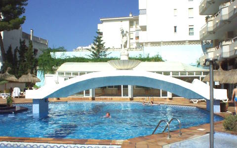 Piscine d'un hôtel à Majorque avec vue sur la mer