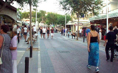 Rue piétonne animée à Paguera, Majorque