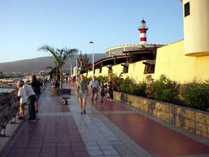 Paysage côtier de Tenerife avec plage et montagnes