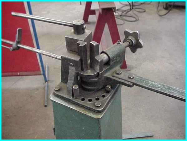 Coudeuse manuelle pour serrurier métallier